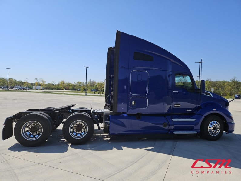 Exterior full passenger side for this 2022 Kenworth T680 (Stock number: UNJ467145)