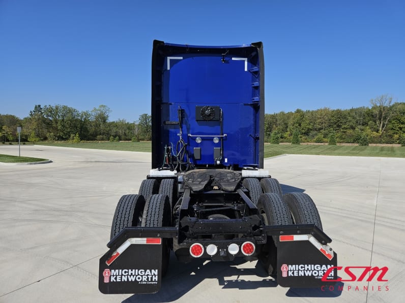 Exterior full rear view for this 2022 Kenworth T680 (Stock number: UNJ467145)