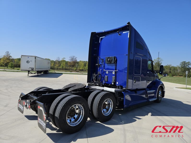 Exterior rear passenger side for this 2022 Kenworth T680 (Stock number: UNJ467145)