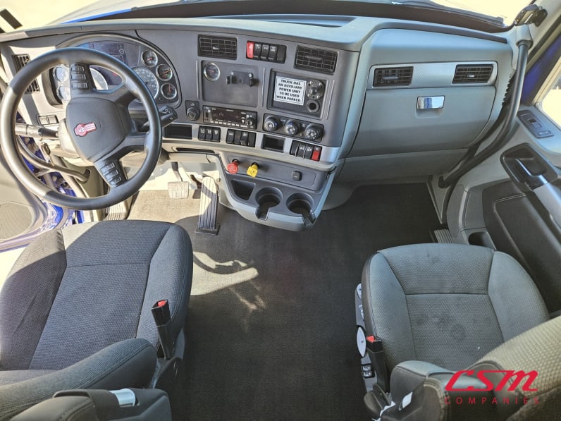 Interior cockpit for this 2022 Kenworth T680 (Stock number: UNJ467145)