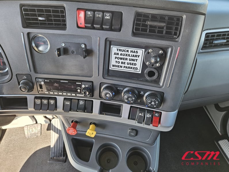 Interior dash for this 2022 Kenworth T680 (Stock number: UNJ467145)