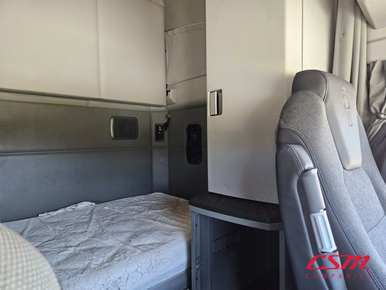 Interior driver side sleeper for this 2022 Kenworth T680 (Stock number: UNJ467145)