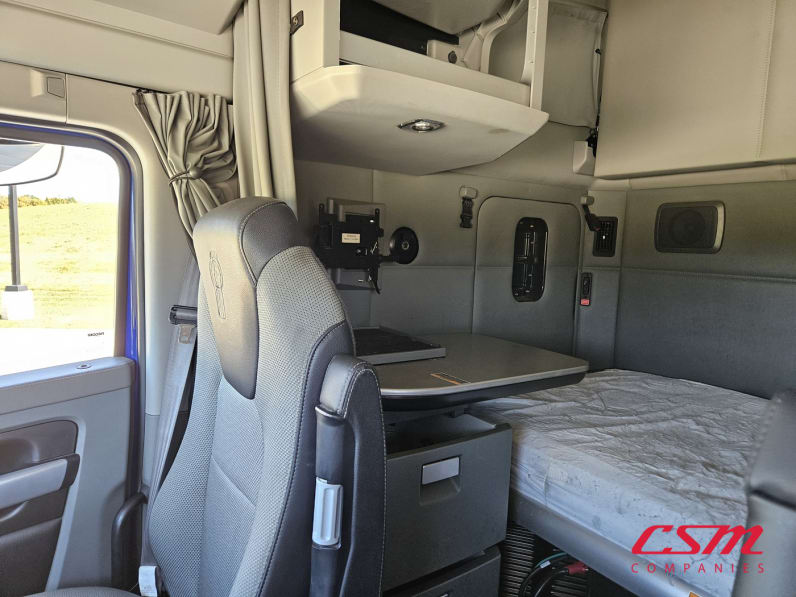 Interior passenger side sleeper for this 2022 Kenworth T680 (Stock number: UNJ467145)