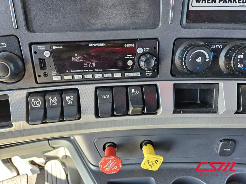 Interior radio and navigation system for this 2022 Kenworth T680 (Stock number: UNJ467145)