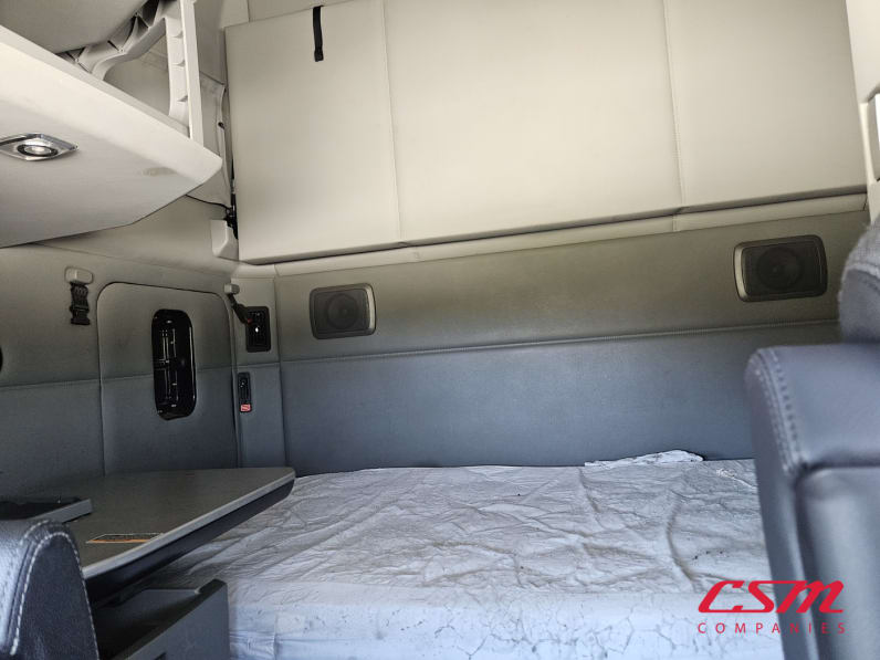 Interior wide sleeper view for this 2022 Kenworth T680 (Stock number: UNJ467145)