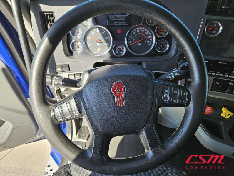 Interior steering wheel for this 2022 Kenworth T680 (Stock number: UNJ467145)