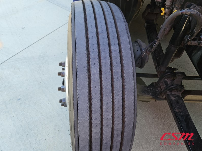 Passenger side front tire tread for this 2022 Kenworth T680 (Stock number: UNJ467145)