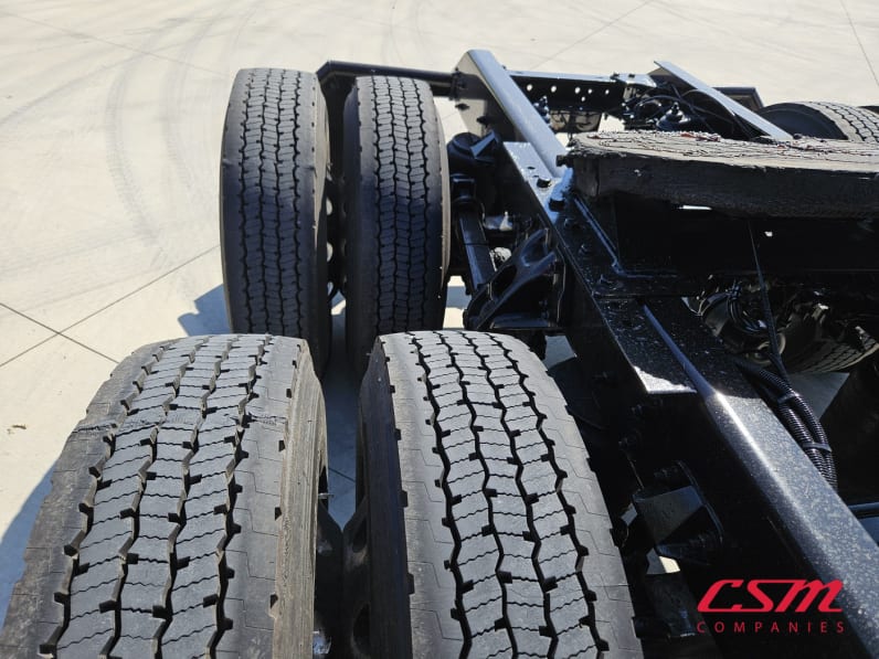 Passenger side rear frame and tire tread for this 2022 Kenworth T680 (Stock number: UNJ467145)