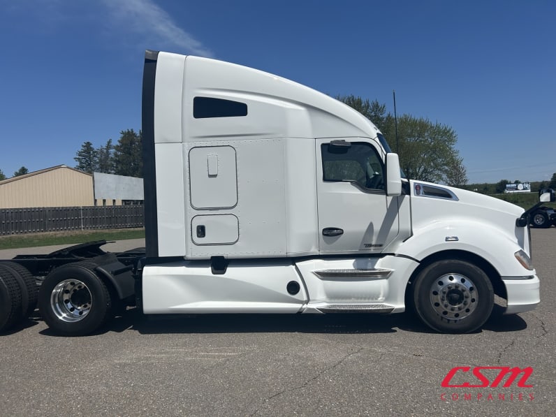 Exterior full passenger side for this 2022 Kenworth T680 (Stock number: UNJ467150)Weeee