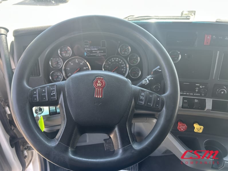 Interior steering wheel for this 2022 Kenworth T680 (Stock number: UNJ467150)Weeee