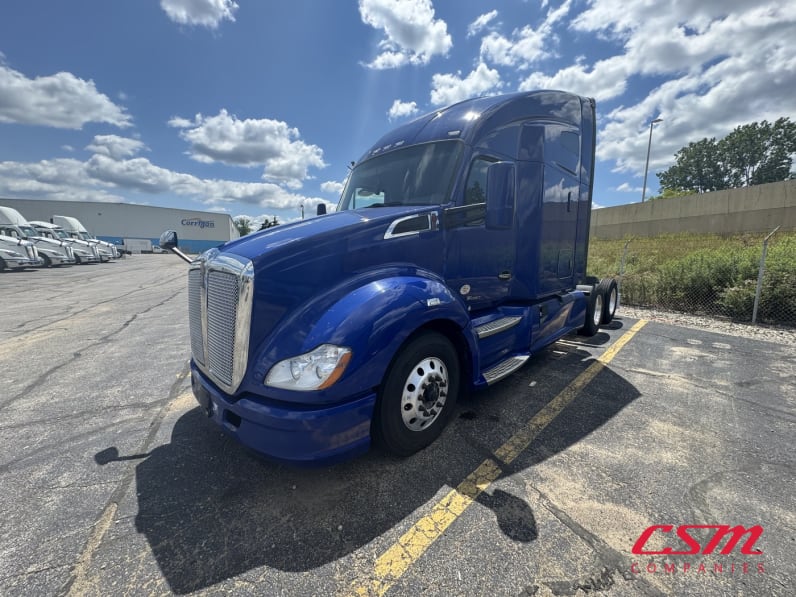 Exterior front drivers side for this 2022 Kenworth T680 (Stock number: UNJ467162)Weeee