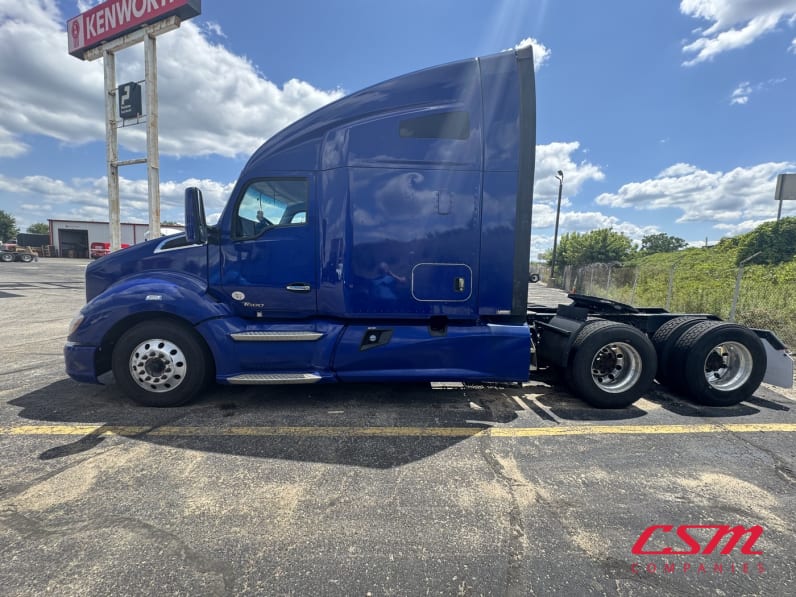 Exterior full driver side for this 2022 Kenworth T680 (Stock number: UNJ467162)Weeee