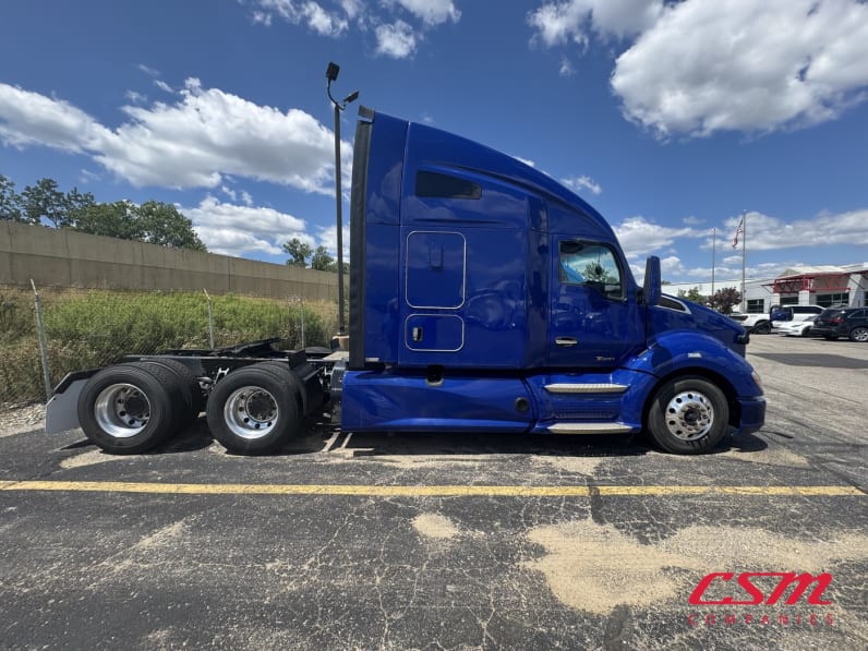 Exterior full passenger side for this 2022 Kenworth T680 (Stock number: UNJ467162)Weeee