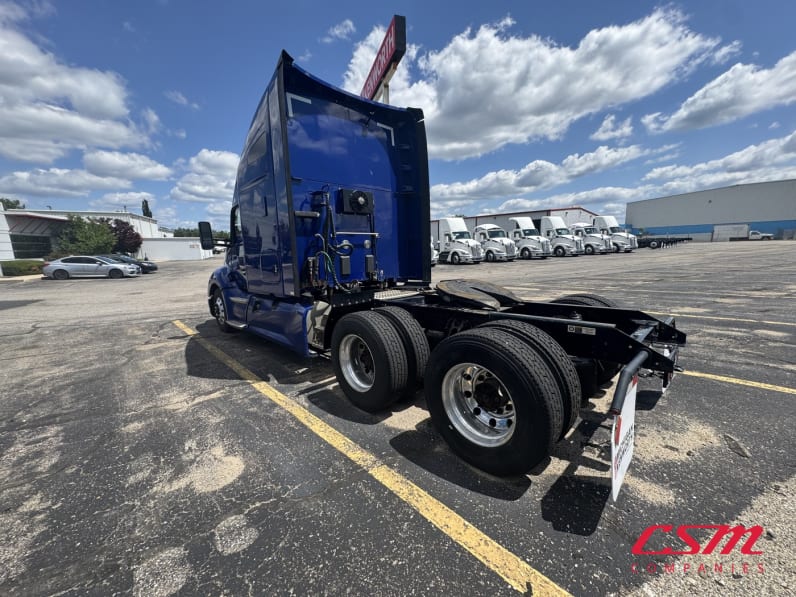 Exterior rear driver side for this 2022 Kenworth T680 (Stock number: UNJ467162)Weeee