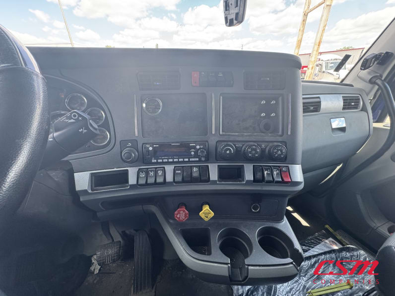 Interior radio and navigation system for this 2022 Kenworth T680 (Stock number: UNJ467162)Weeee