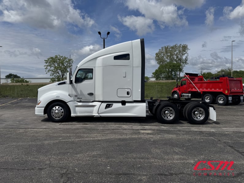 Exterior full driver side for this 2022 Kenworth T680 (Stock number: UNJ467165)