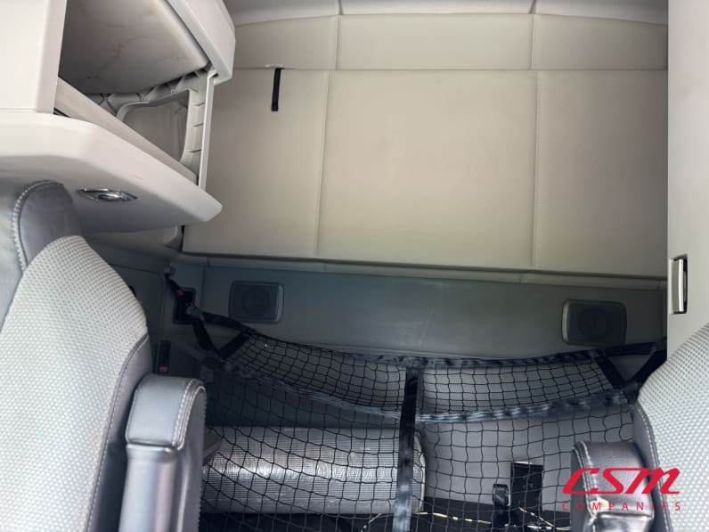 Interior wide sleeper view for this 2022 Kenworth T680 (Stock number: UNJ467165)