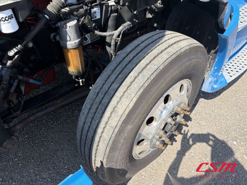 Driver side front tire tread for this 2022 Kenworth T680 (Stock number: UNJ467170)Weeee