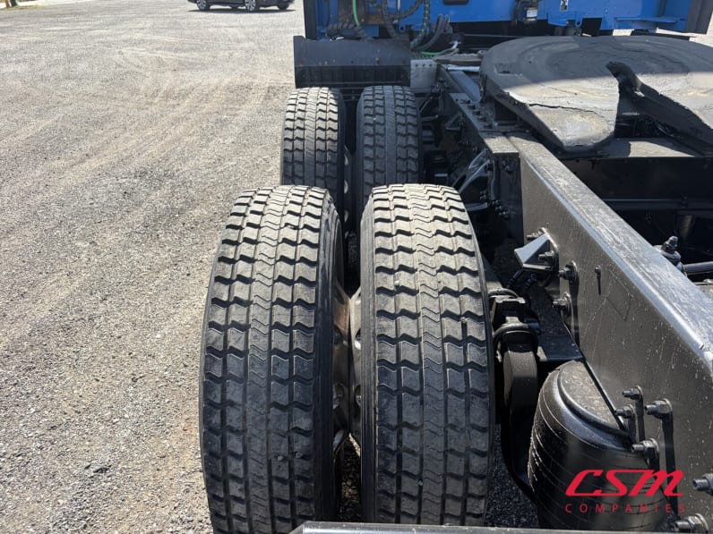 Driver side rear frame and tire tread for this 2022 Kenworth T680 (Stock number: UNJ467170)Weeee