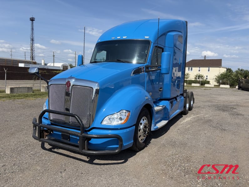 Exterior front drivers side for this 2022 Kenworth T680 (Stock number: UNJ467170)Weeee