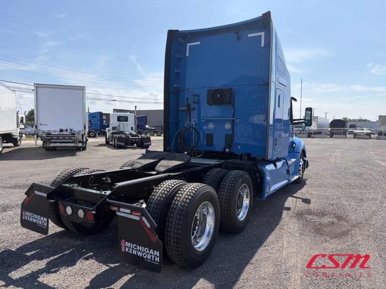 Exterior rear passenger side for this 2022 Kenworth T680 (Stock number: UNJ467170)Weeee