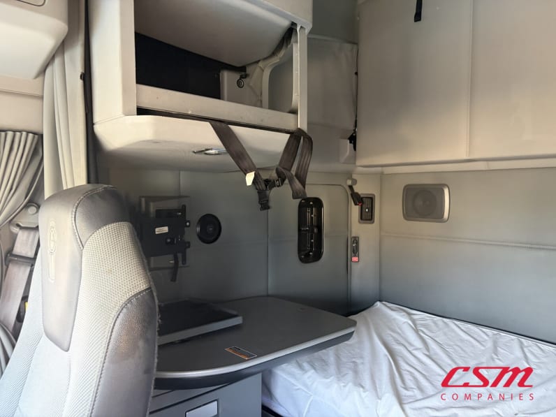 Interior passenger side sleeper for this 2022 Kenworth T680 (Stock number: UNJ467170)Weeee
