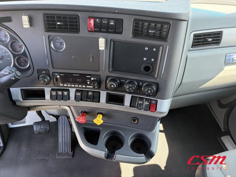 Interior radio and navigation system for this 2022 Kenworth T680 (Stock number: UNJ467170)Weeee