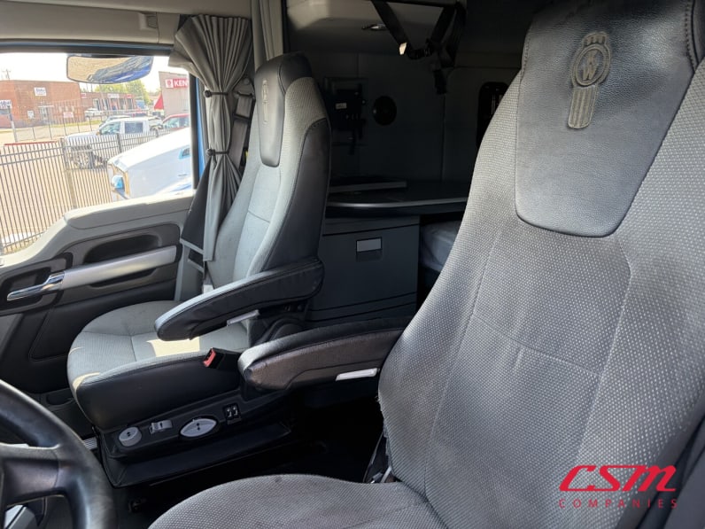 Interior seats for this 2022 Kenworth T680 (Stock number: UNJ467170)Weeee