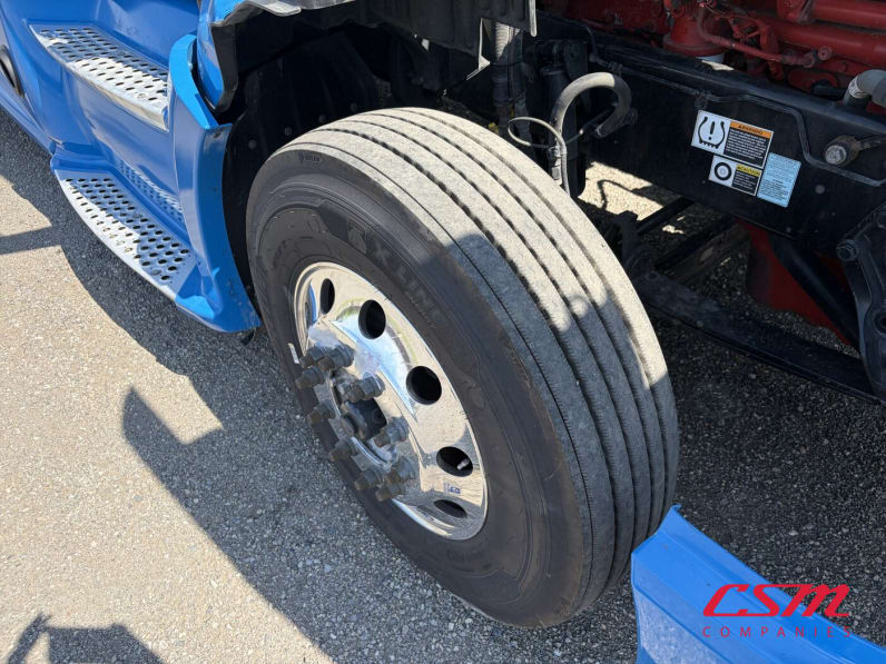 Passenger side front tire tread for this 2022 Kenworth T680 (Stock number: UNJ467170)Weeee