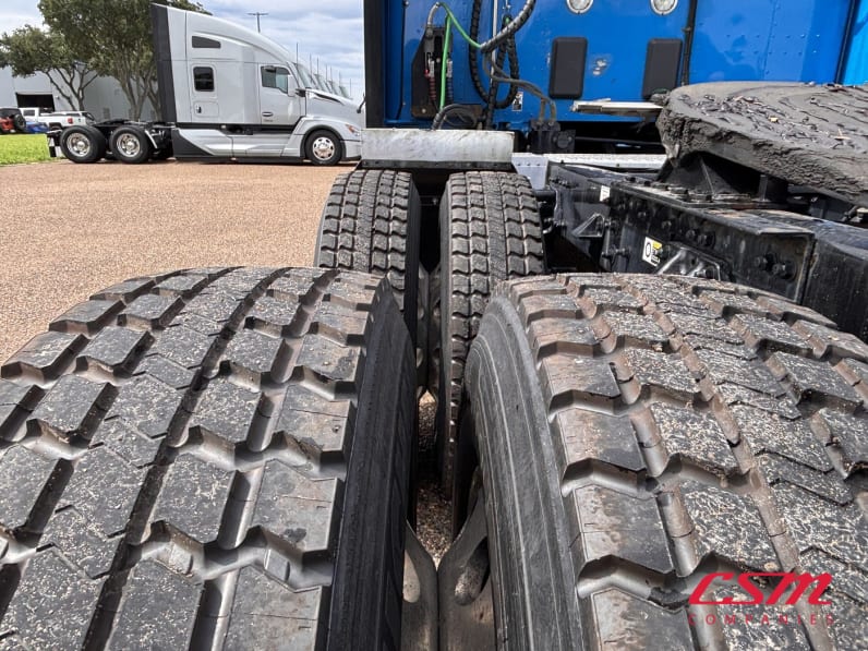 Driver side rear frame and tire tread for this 2022 Kenworth T680 (Stock number: UNJ467174)Weeee
