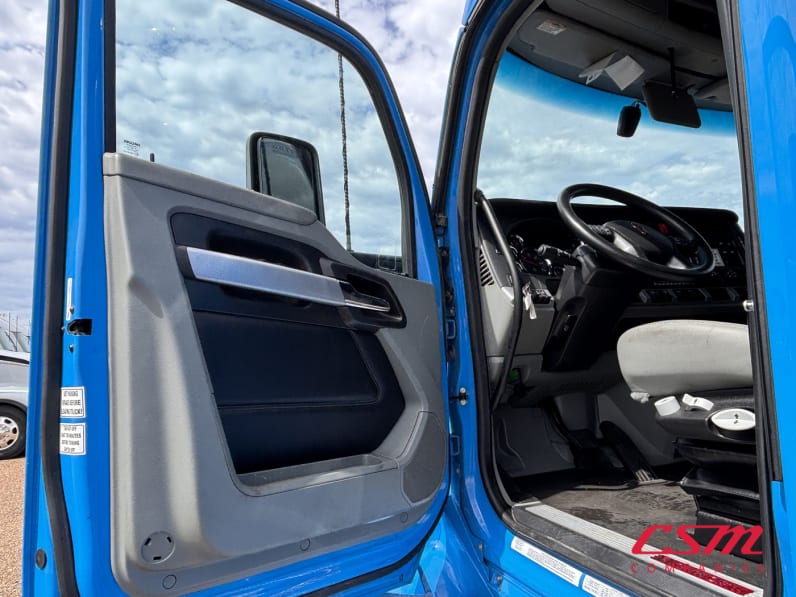 Drivers side door open for this 2022 Kenworth T680 (Stock number: UNJ467174)Weeee