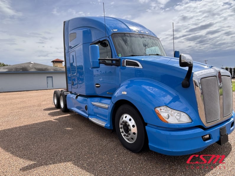 Exterior front passenger side for this 2022 Kenworth T680 (Stock number: UNJ467174)Weeee