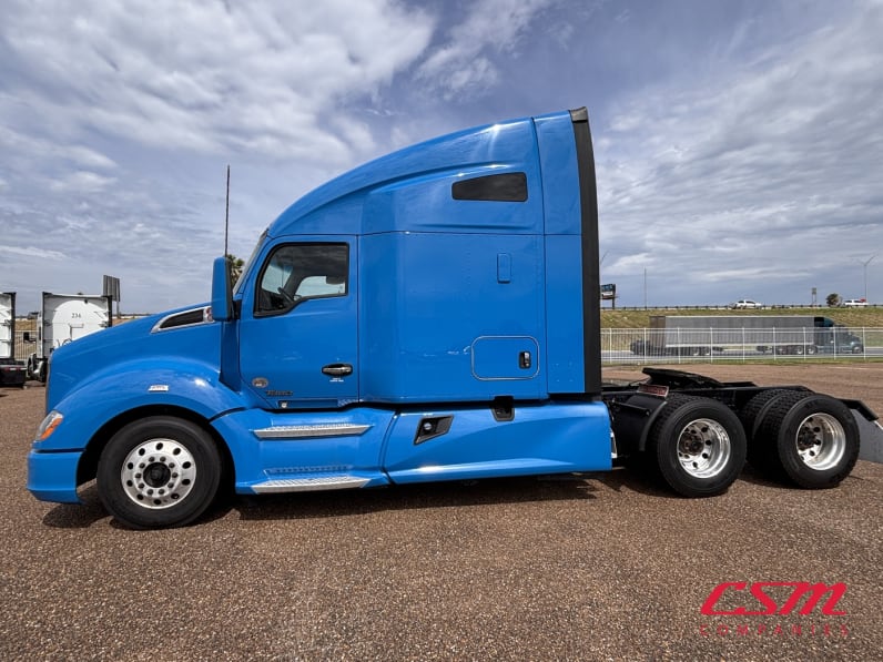 Exterior full driver side for this 2022 Kenworth T680 (Stock number: UNJ467174)Weeee