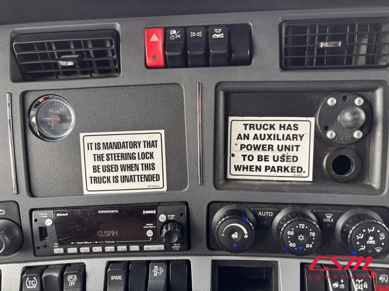 Interior dash for this 2022 Kenworth T680 (Stock number: UNJ467174)Weeee