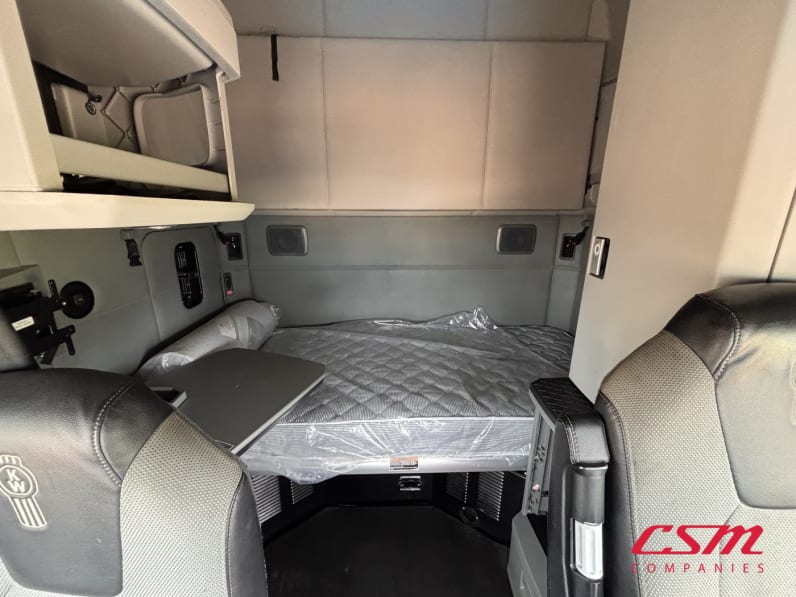 Interior wide sleeper view for this 2022 Kenworth T680 (Stock number: UNJ467174)Weeee