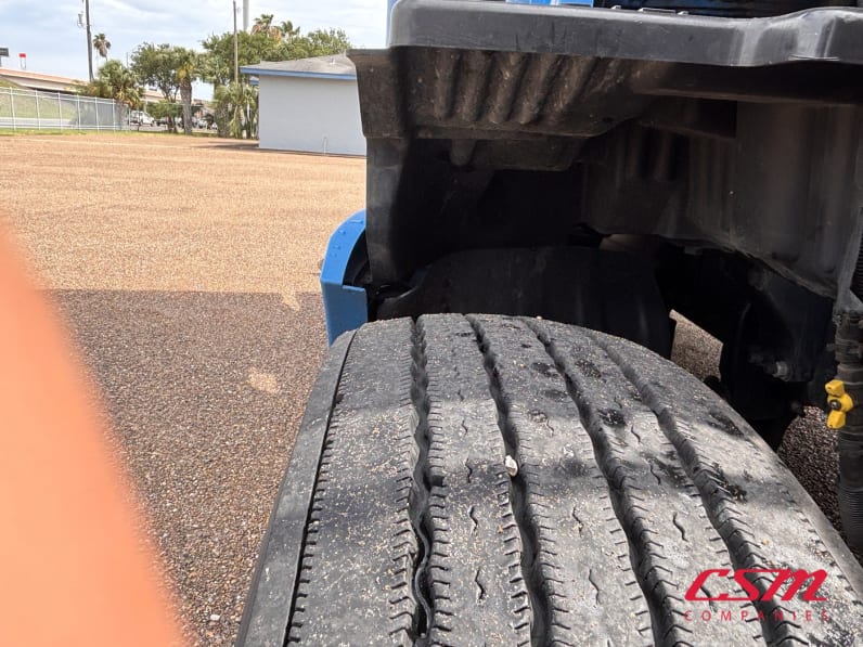 Passenger side front tire tread for this 2022 Kenworth T680 (Stock number: UNJ467174)Weeee