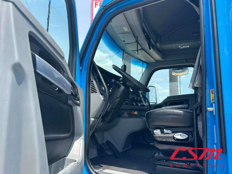 Drivers side door open for this 2022 Kenworth T680 (Stock number: UNJ467187)Weeee