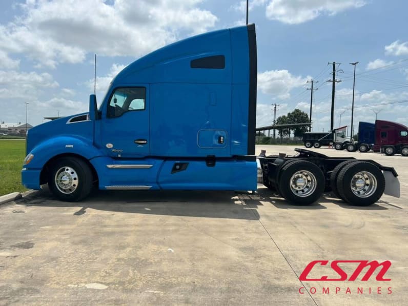 Exterior full driver side for this 2022 Kenworth T680 (Stock number: UNJ467187)Weeee