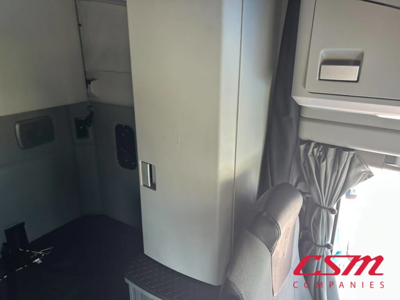 Interior driver side sleeper for this 2022 Kenworth T680 (Stock number: UNJ467187)Weeee