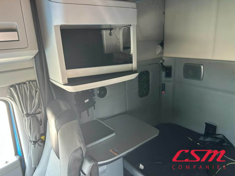 Interior passenger side sleeper for this 2022 Kenworth T680 (Stock number: UNJ467187)Weeee