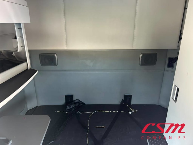 Interior wide sleeper view for this 2022 Kenworth T680 (Stock number: UNJ467187)Weeee