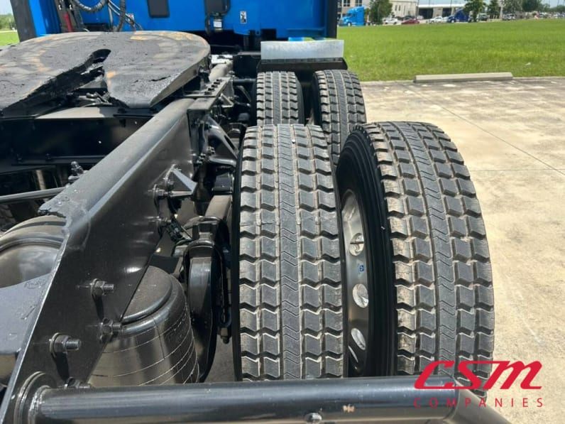Passenger side rear frame and tire tread for this 2022 Kenworth T680 (Stock number: UNJ467187)Weeee