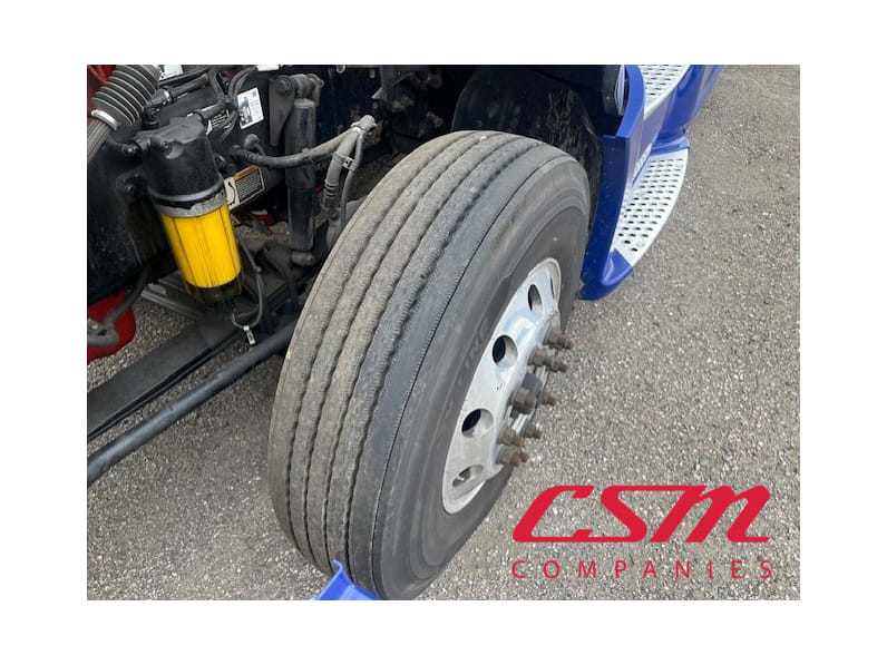 Driver side front tire tread for this 2022 Kenworth T680 (Stock number: UNJ467190)