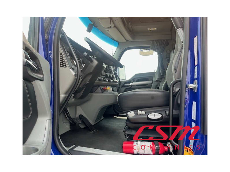 Drivers side door open for this 2022 Kenworth T680 (Stock number: UNJ467190)