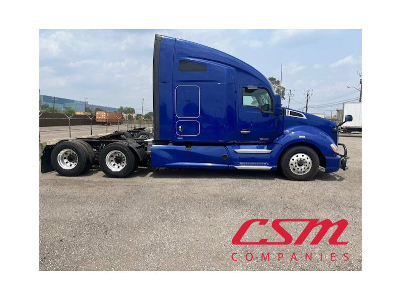 Exterior full passenger side for this 2022 Kenworth T680 (Stock number: UNJ467190)