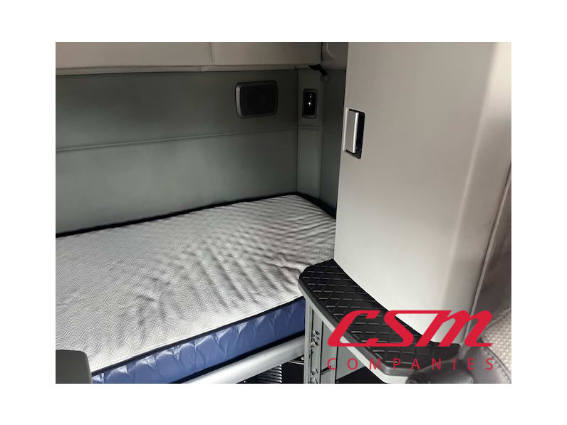 Interior driver side sleeper for this 2022 Kenworth T680 (Stock number: UNJ467190)