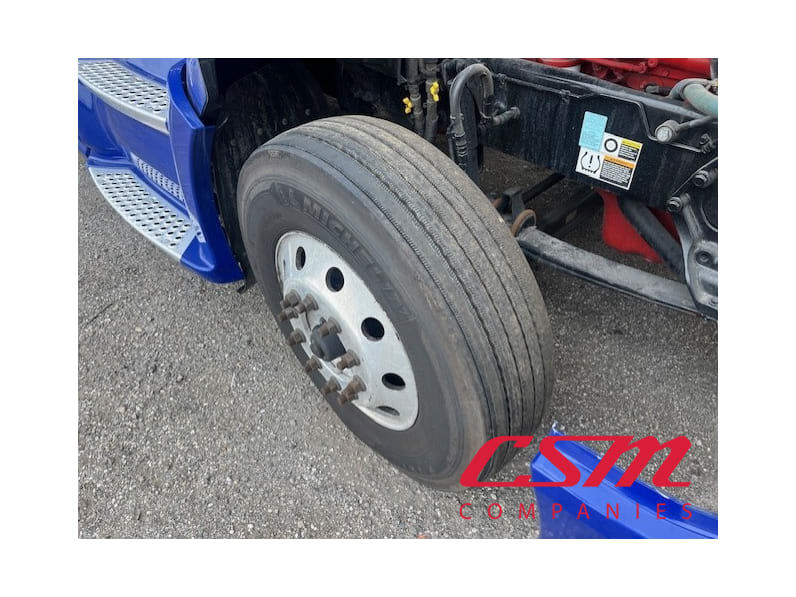 Passenger side front tire tread for this 2022 Kenworth T680 (Stock number: UNJ467190)
