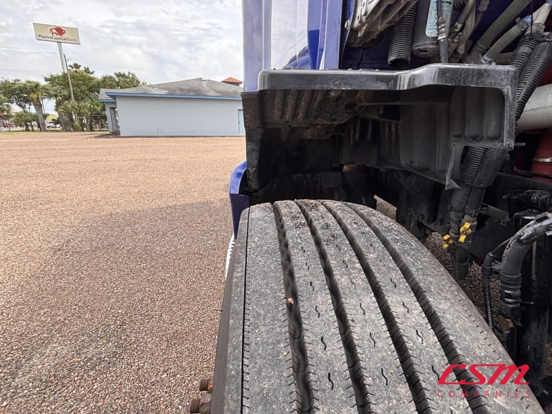 Passenger side front tire tread for this 2022 Kenworth T680 (Stock number: UNJ467194)Weeee