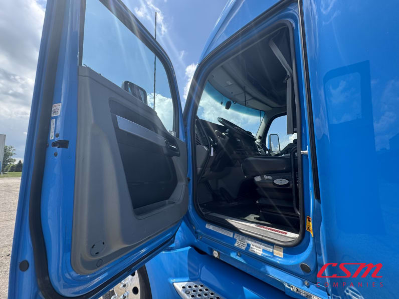 Drivers side door open for this 2022 Kenworth T680 (Stock number: UNJ467203)Weeee