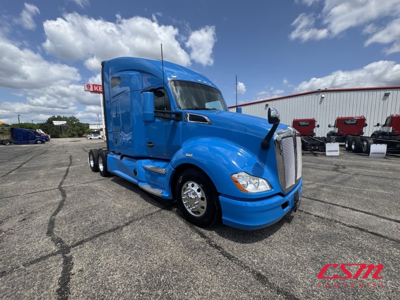 Exterior front passenger side for this 2022 Kenworth T680 (Stock number: UNJ467203)Weeee